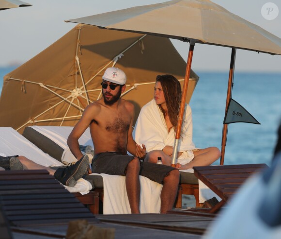 Noah Becker et sa petite amie profitent d'un après-midi ensoleillée à Miami, le 7 décembre 2014.
