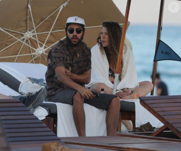 Noah Becker et sa petite amie profitent d'un après-midi ensoleillée à Miami, le 7 décembre 2014.