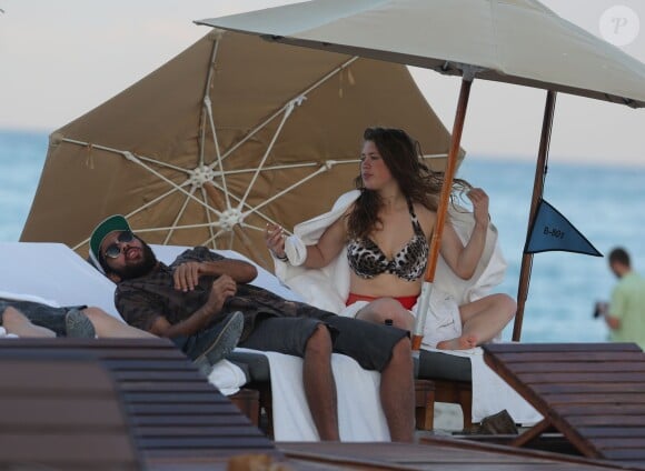 Noah Becker et sa petite amie profitent d'un après-midi ensoleillée à Miami, le 7 décembre 2014.