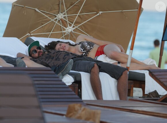 Noah Becker et sa petite amie profitent d'un après-midi ensoleillée à Miami, le 7 décembre 2014.