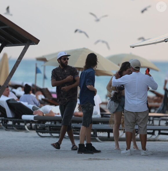 Noah Becker et sa petite amie profitent d'un après-midi ensoleillée à Miami, le 7 décembre 2014.