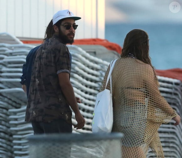 Noah Becker et sa petite amie profitent d'un après-midi ensoleillée à Miami, le 7 décembre 2014.