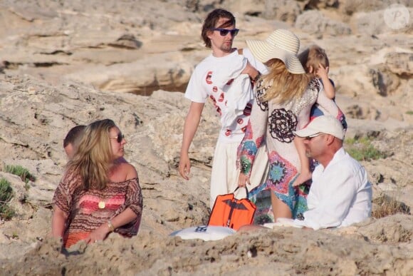 Exclusif - Kate Hudson, Matt Bellamy et leur fils Bingham Hawn Bellamy en vacances à Formentera en Espagne le 25 juin 2014