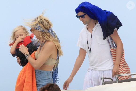 Exclusif - Kate Hudson, son compagnon Matt Bellamy, ses fils Ryder Robinson et Bingham Hawn Bellamy, passent leurs vacances en famille à Ibiza le 20 juin 2014