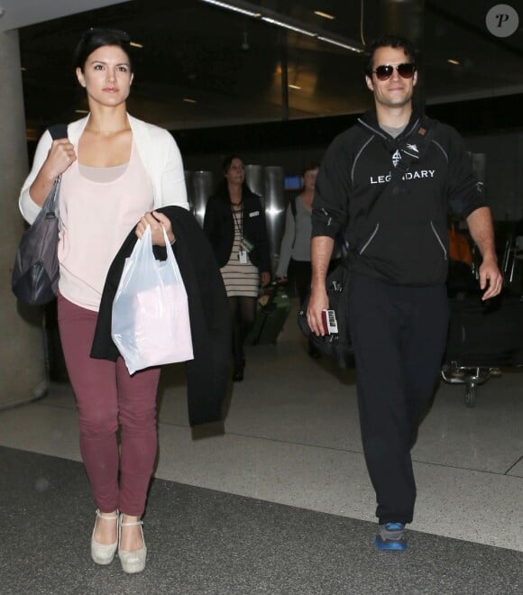 Le nouveau Superman Henry Cavill, arrivant à l'aéroport LAX de Los Angeles avec sa compagne Gina Carano le 29 mars 2013