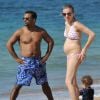 Exclusif : Alfonso Ribeiro passe ses vacances sur la plage de Maui avec sa femme enceinte et leur fils Alfonso Ribeiro Jr à Hawaï le 9 décembre 2014.
