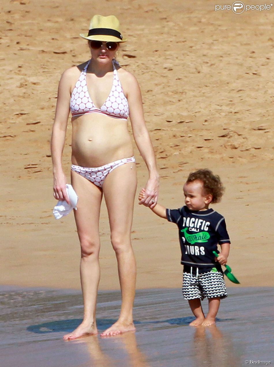 Exclusif : Alfonso Ribeiro passe ses vacances sur la plage de Maui avec sa femme enceinte Angela Unkrich et leur fils Alfonso Ribeiro Jr le 9 décembre 2014.