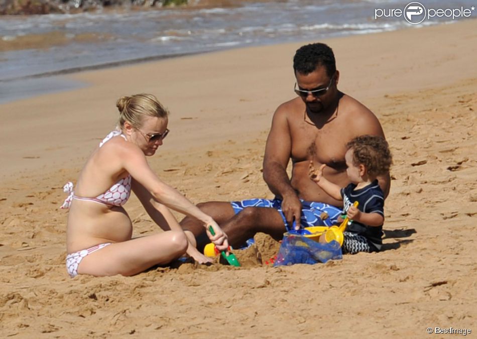 Exclusif : Alfonso Ribeiro passe ses vacances sur la plage de Maui avec sa femme Angela Unkrich et leur fils Alfonso Ribeiro Jr à Hawaï le 9 décembre 2014.