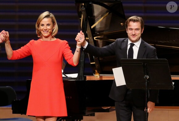 Laurence Ferrari et son mari Renaud Capuçon se sont retrouvés sur la scène de la salle Pleyel pour un Concert En Famille, à Paris, le 15 décembre 2012.