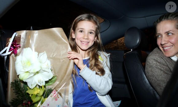 La jeune Eleonore vient offrir des fleurs à la princesse Charlène de monaco après la naissance de ces deux enfants, le 10 décembre 2014.