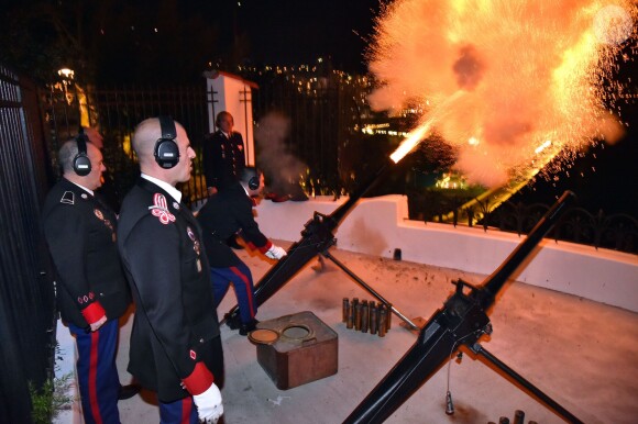 Les carabiniers ont tirés 42 coups de canon pour fêter la naissance des jumeaux Gabriella et Jacques, le 10 décembre 2014.