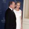 Le prince Albert II de Monaco et la princesse Charlene de Monaco (enceinte de jumeaux) (habillée en Dior Haute Couture) - Soirée "Princess Grace Awards Gala 2014" à New York le 8 octobre 2014.  The 2014 Princess Grace Awards Gala held at The Beverly Wilshire Hotel in Beverly Hills, California on October 8th, 2014.08/10/2014 - Beverly Hills