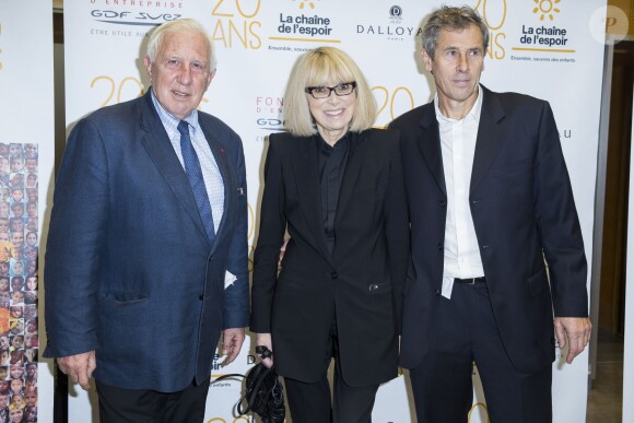 Le Pr Alain Deloche, Mireille Darc et le Dr Eric Cheysson participent aux 20 ans de la chaine de l'Espoir à la Grande galerie de l'Evolution à Paris le 11 décembre 2014.