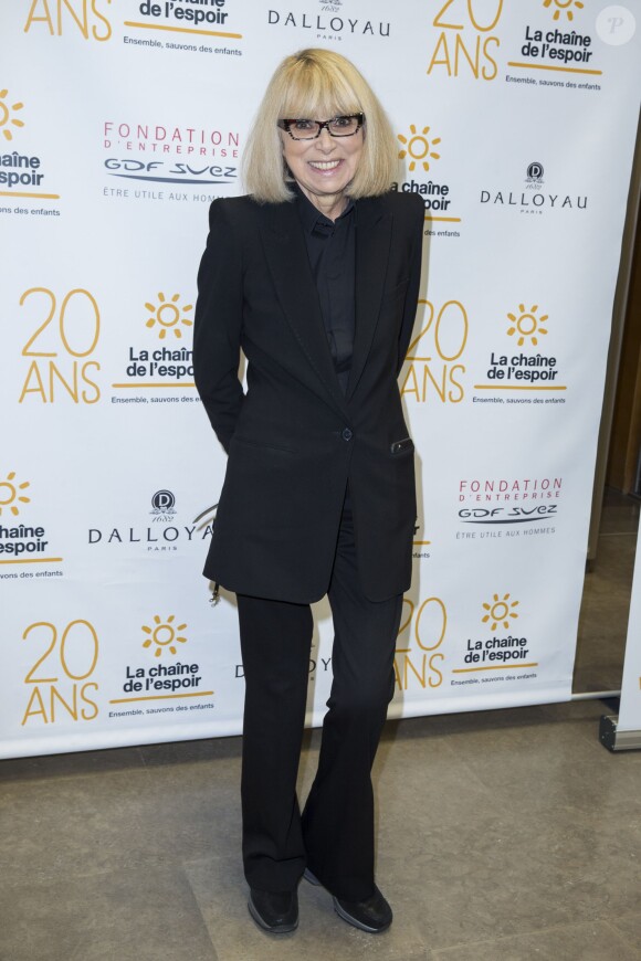 La comédienne Mireille Darc participe aux 20 ans de la chaine de l'Espoir à la Grande galerie de l'Evolution à Paris le 11 décembre 2014.