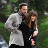 Ben Affleck et sa femme Jennifer Garner, trop in love dans les rues de Brentwood, le 11 décembre 2014.