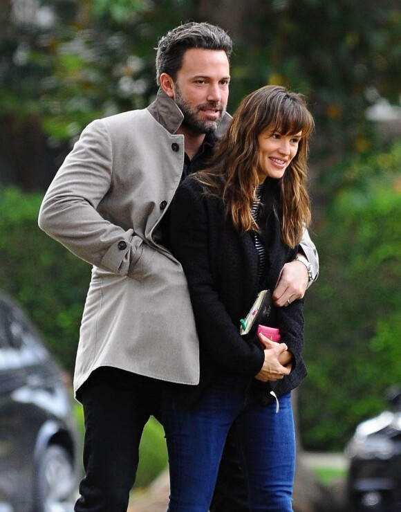 Ben Affleck et sa femme Jennifer Garner, trop in love dans les rues de Brentwood, le 11 décembre 2014. 