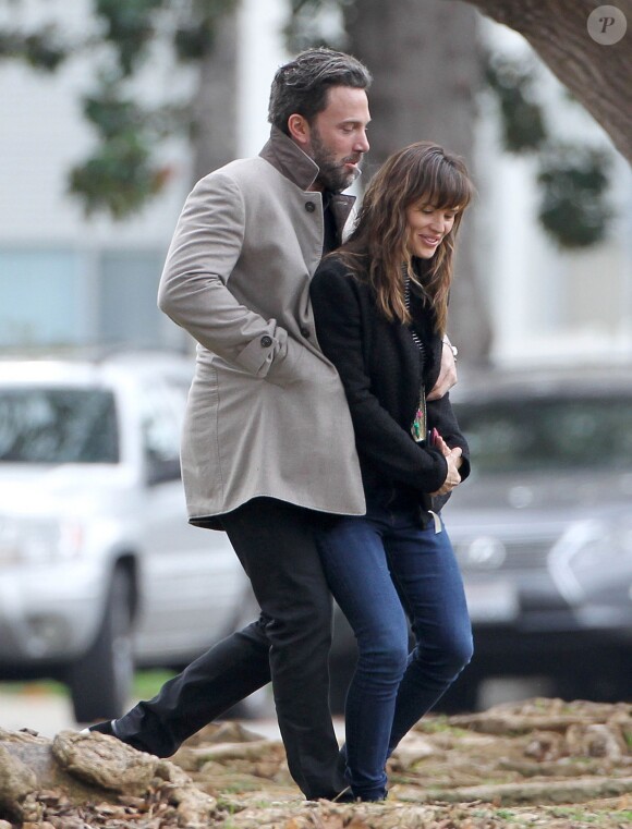 Ben Affleck et sa femme Jennifer Garner, complices dans les rues de Brentwood, le 11 décembre 2014. Ben fume une cigarette et se désaltère ensuite avec un Perrier.
