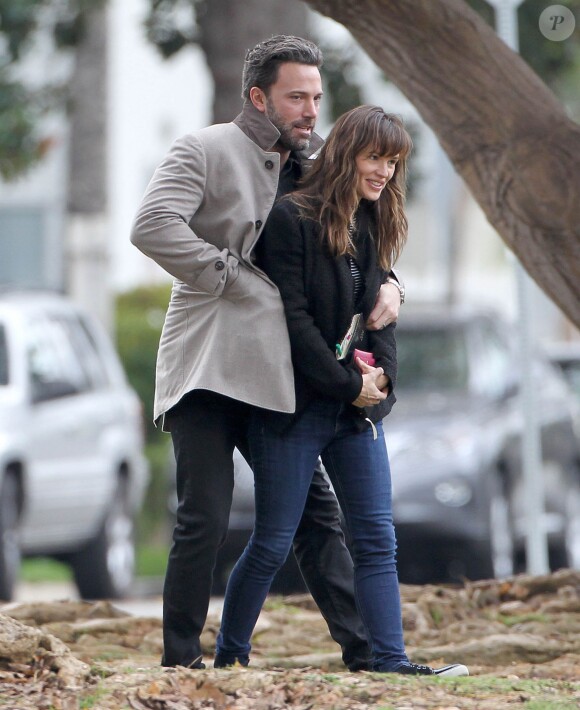 Ben Affleck et sa femme Jennifer Garner, complices dans les rues de Brentwood, le 11 décembre 2014. Ben fume une cigarette et se désaltère ensuite avec un Perrier.