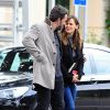 Ben Affleck et sa femme Jennifer Garner, complices dans les rues de Brentwood, le 11 décembre 2014. Ben fume une cigarette et se désaltère ensuite avec un Perrier.