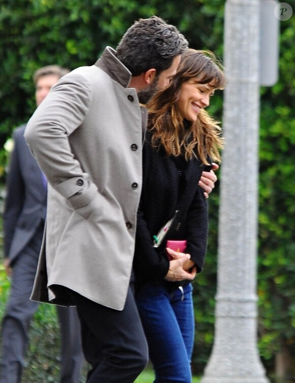 Ben Affleck et sa femme Jennifer Garner, complices dans les rues de Brentwood, le 11 décembre 2014. Ben fume une cigarette et se désaltère ensuite avec un Perrier.