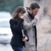 Ben Affleck et sa femme Jennifer Garner, complices dans les rues de Brentwood, le 11 décembre 2014. Ben fume une cigarette et se désaltère ensuite avec un Perrier.