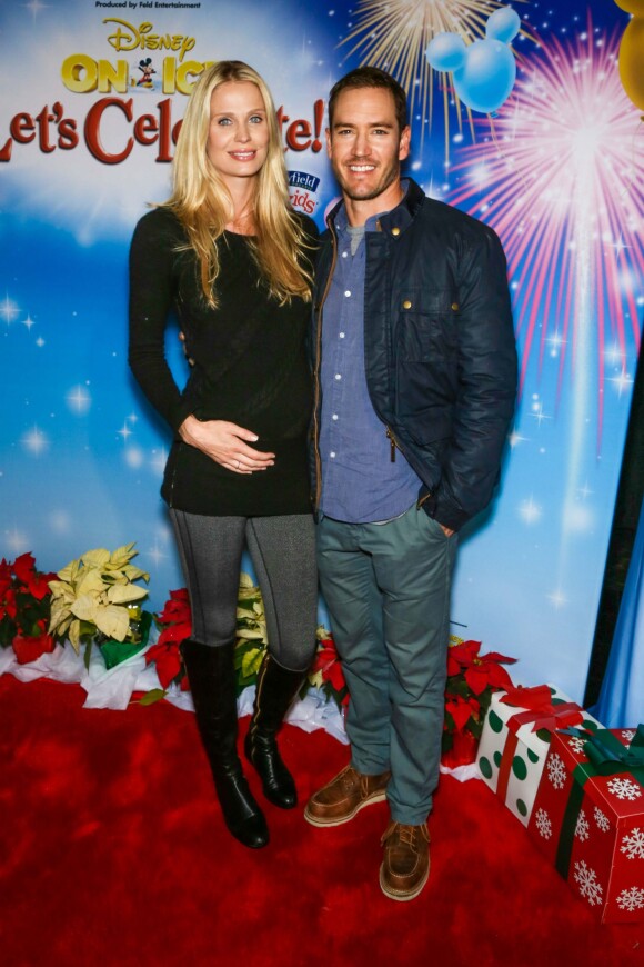 Mark-Paul Gosselaar et sa femme Catriona McGinn à la première du spectacle Disney on Ice Let's Celebrate, jeudi 11 septembre 2014 à Los Angeles.