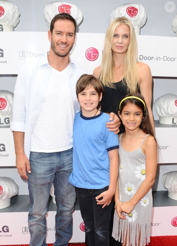 Mark-Paul Gosselaar, sa femme Catriona McGinn et ses aînés Ava et Michael à Los Angeles, le 15 juillet 2014.