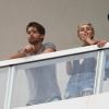 Exclusif - Miley Cyrus et son petit ami Patrick Schwarzenegger fument une drôle de cigarette au balcon de leur chambre d'hôtel à Miami, le 4 décembre 2014