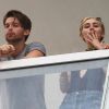 Exclusif - Miley Cyrus et son petit ami Patrick Schwarzenegger fument une drôle de cigarette au balcon de leur chambre d'hôtel à Miami, le 4 décembre 2014