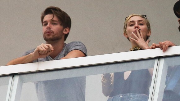 Miley Cyrus et Patrick Schwarzenegger fument une drôle de cigarette...