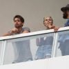 Exclusif - Miley Cyrus et son petit ami Patrick Schwarzenegger fument une drôle de cigarette au balcon de leur chambre d'hôtel à Miami, le 4 décembre 2014
