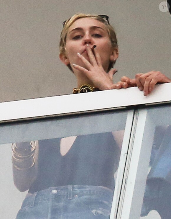 Exclusif - Miley Cyrus au balcon de sa chambre d'hôtel à Miami, le 4 décembre 2014