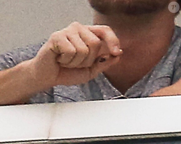 Exclusif - Miley Cyrus et son petit ami Patrick Schwarzenegger fument une drôle de cigarette au balcon de leur chambre d'hôtel à Miami, le 4 décembre 2014