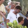  Miley Cyrus, son petit ami Patrick Schwarzenegger et des amis se promènent à Miami, où se déroulent les conventions Design Miami et Art Basel Miami. Le 5 décembre 2014. 