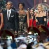 Barack Obama, son épouse Michelle, leurs filles Malia et Sasha au côté de la chanteuse Rita Ora lors de l'enregistrement du concert Christmas in Washington à Washington, le 14 décembre 2014