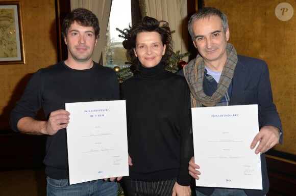 Thomas Cailley (72e Prix Louis Delluc du premier film "Les combattants"), Juliette Binoche et Olivier Assayas (72ème Prix Louis Delluc pour le film "Sils Maria") lors de la remise du 72e Prix Louis Delluc au restaurant Le Fouquet's à Paris, le 15 décembre 2014.