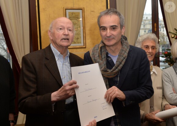Gilles Jacob (président du Prix Louis Delluc) et Olivier Assayas (72e Prix Louis Delluc pour le film "Sils Maria") lors de la remise du 72e Prix Louis Delluc au restaurant Le Fouquet's à Paris, le 15 décembre 2014.