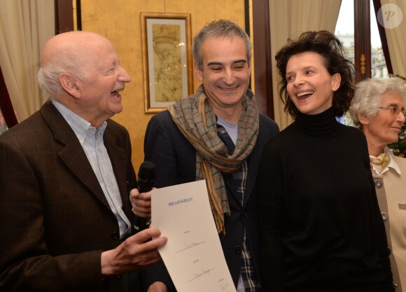 Olivier Assayas, Juliette Binoche lors de la remise du 72e Prix Louis Delluc au restaurant Le Fouquet's à Paris, le 15 décembre 2014.