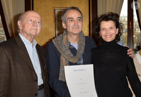 Olivier Assayas (72ème Prix Louis Delluc pour le film "Sils Maria"), Juliette Binoche et Gilles Jacob (président du Prix Louis Delluc) lors de la remise du 72e Prix Louis Delluc au restaurant Le Fouquet's à Paris, le 15 décembre 2014.