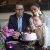 La princesse Estelle de Suède avec ses parents Victoria et Daniel lors de son 2e anniversaire le 23 février 2014.