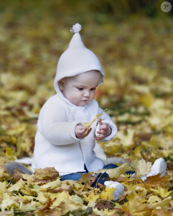 La princesse Estelle de Suède dans le parc du palais Haga devant l'objectif de Kate Gabor à l'automne 2012