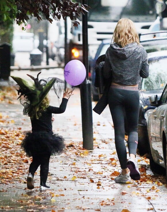 Abbey Clancy dépose sa fille Sophia à une fête d'Halloween à Londres, le 30 octobre 2013