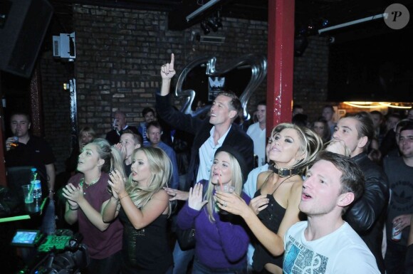 Peter Crouch et Abbey Clancy, fans conquis lors d'un concert du groupe The Razz dont le frère de la jeune femme John est le leader, au Lomax le 7 octobre 2012 à Liverpool