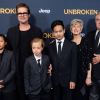 Brad Pitt avec ses enfants Pax Thien Jolie-Pitt, Shiloh Nouvel Jolie-Pitt,, Maddox Jolie-Pitt, et ses parents Jane Pitt et William Pitt à la première d'Invincible à Los Angeles, le 15 décembre 2014.