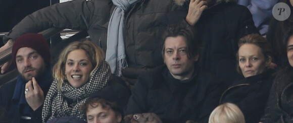 Guillaume Gouix, Alysson Paradis, Benjamin Biolay et Vanessa Paradis au match de football PSG-Nice (1-0) au Parc des Princes à Paris le 29 novembre 2014.