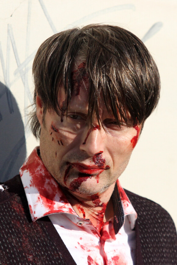 Mads Mikkelsen en sang sur le tournage de la saison 3 de Hannibal à Florence, le 18 décembre 2014.