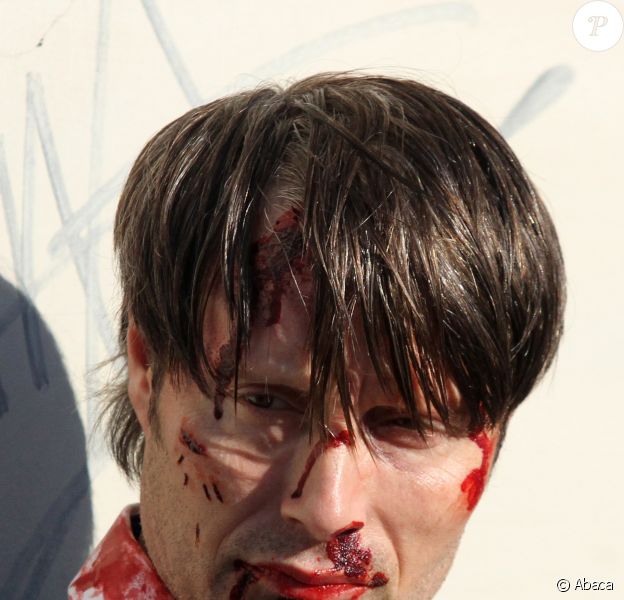 Mads Mikkelsen en sang sur le tournage de la saison 3 de Hannibal à Florence, le 18 décembre 2014.
