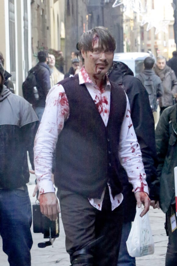 Mads Mikkelsen en sang sur le tournage de la saison 3 de Hannibal à Florence, le 18 décembre 2014.