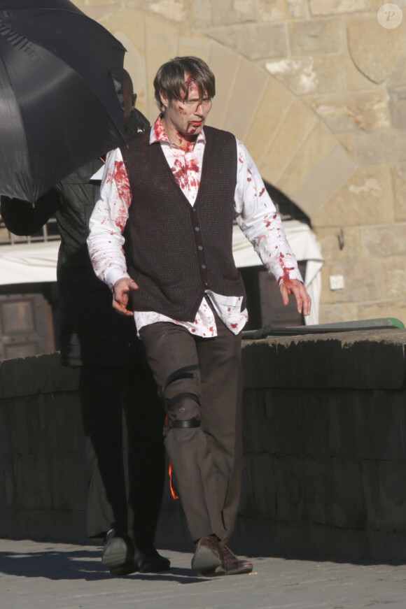 Mads Mikkelsen en sang sur le tournage de la saison 3 de Hannibal à Florence, le 18 décembre 2014.