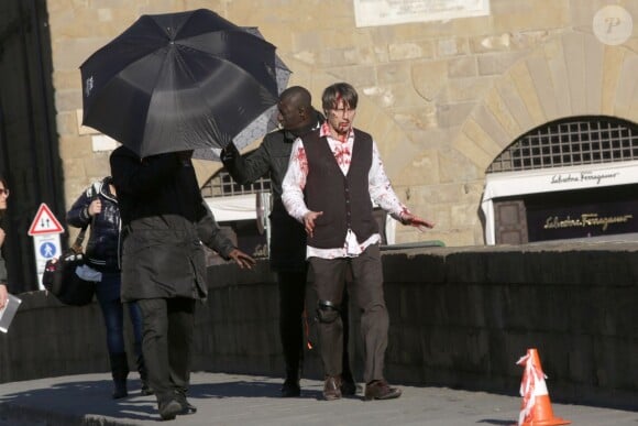Mads Mikkelsen en sang sur le tournage de la saison 3 de Hannibal à Florence, le 18 décembre 2014.